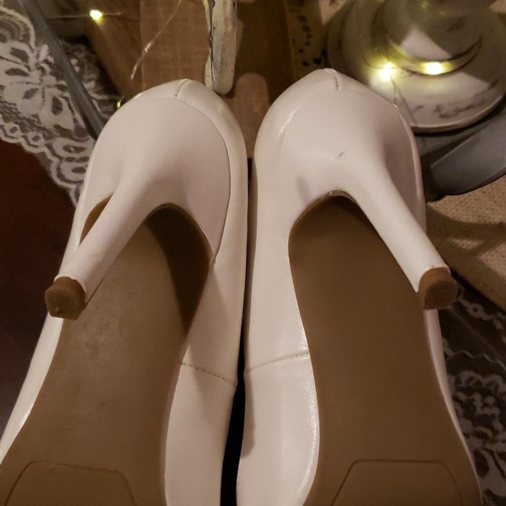 Adorable White pumps - Picture 5 of 8